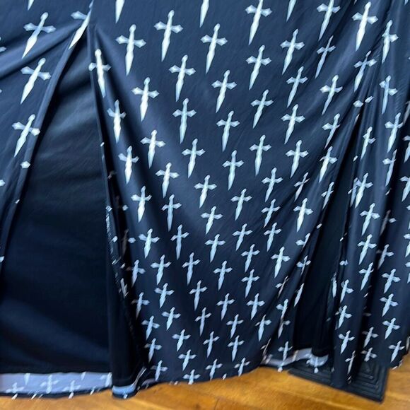 Social Collision Daggers Allover Print Front Slit Maxi Skirt Plus Size 2 Nwot - Picture 3 of 5